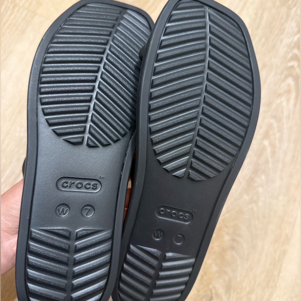 NEW CROCS Women’s Miami Two Strap Sandals Black Size W7 - Picture 3 of 3